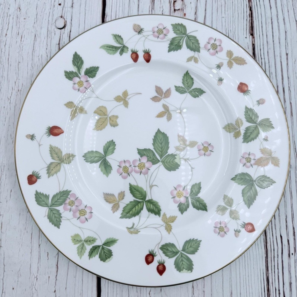 Wedgwood Wild Strawberry Dinner Plate R4406 Bone China Made in England 10.75in